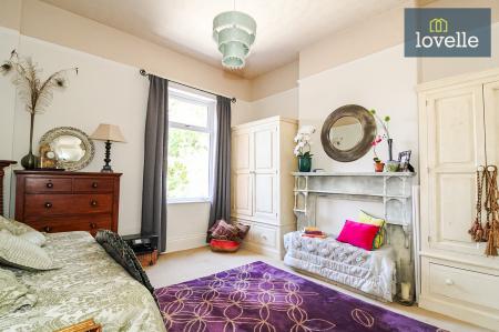 5 bedroom End of terrace house for sale in Abbey Road, Grimsby, DN32