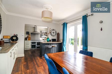5 bedroom End of terrace house for sale in Abbey Road, Grimsby, DN32