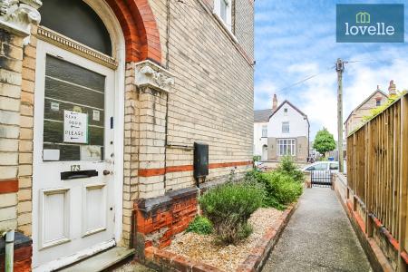2 bedroom Flat for sale in Welholme Road, Grimsby, DN32