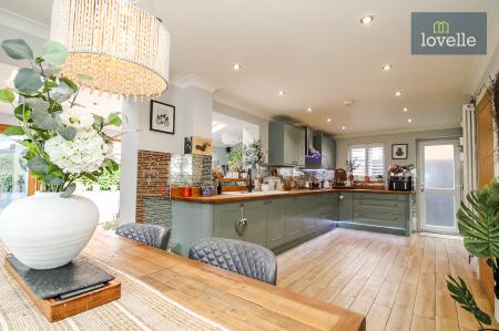 4 bedroom Detached house for sale in Clematis Avenue, Healing, DN41