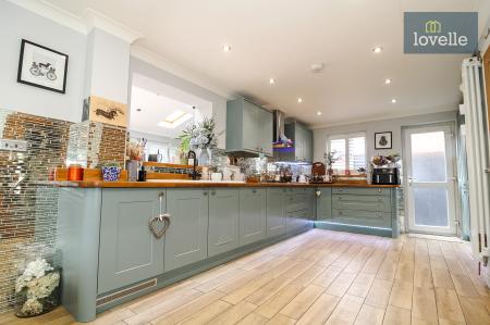 4 bedroom Detached house for sale in Clematis Avenue, Healing, DN41