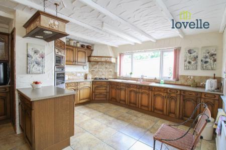 2 bedroom Detached bungalow for sale in Church Lane, Holton-le-Clay, DN36