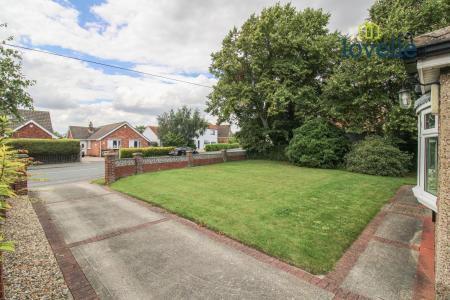 2 bedroom Detached bungalow for sale in Church Lane, Holton-le-Clay, DN36