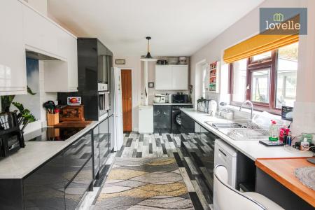 2 bedroom Detached bungalow for sale in Main Road, Saltfleet, LN11