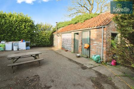 6 bedroom Detached house for sale in Church End, North Somercotes, LN11