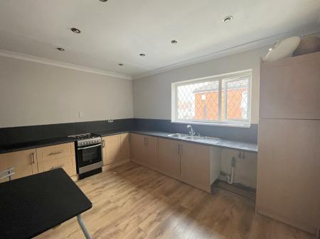 2 bedroom Flat to let in Hainton Avenue, Grimsby, DN32
