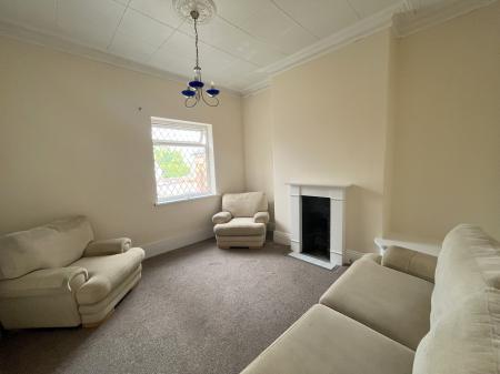 2 bedroom Flat to let in Hainton Avenue, Grimsby, DN32