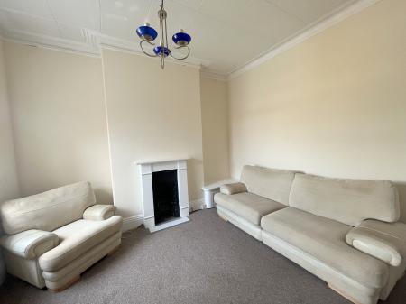 2 bedroom Flat to let in Hainton Avenue, Grimsby, DN32