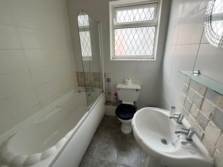 2 bedroom Flat to let in Hainton Avenue, Grimsby, DN32