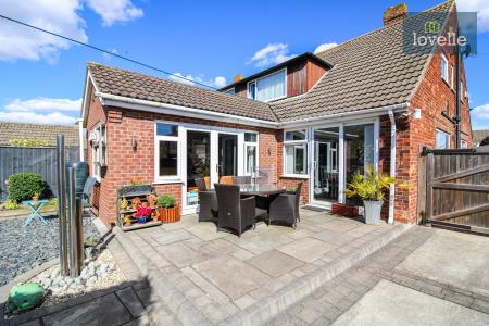 3 bedroom Semi-detached house for sale in Mount Pleasant, Holton-le-Clay, DN36