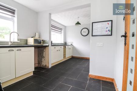 4 bedroom Semi-detached house for sale in Maple Avenue, Keelby, DN41
