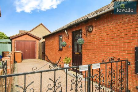 2 bedroom Detached bungalow for sale in Silvergarth, Grimsby, DN32