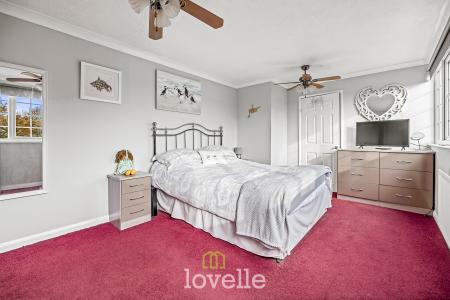 3 bedroom Semi-detached house for sale in Shetland Way, Immingham, DN40