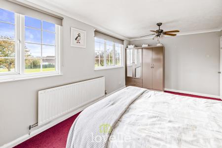 3 bedroom Semi-detached house for sale in Shetland Way, Immingham, DN40