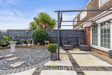 3 bedroom Semi-detached house for sale in Shetland Way, Immingham, DN40