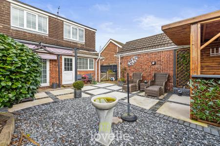 3 bedroom Semi-detached house for sale in Shetland Way, Immingham, DN40