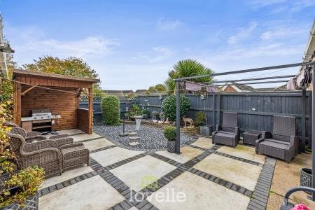 3 bedroom Semi-detached house for sale in Shetland Way, Immingham, DN40