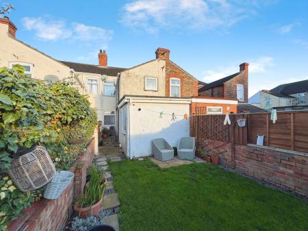 2 bedroom Terraced House to let in Columbia Street, Grimsby, DN32