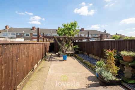2 bedroom Terraced House for sale in Columbia Road, Grimsby, DN32