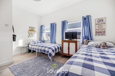 2 bedroom Terraced House for sale in Columbia Road, Grimsby, DN32