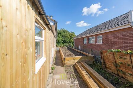 2 bedroom Detached bungalow for sale in Pinfold Lane, Stallingborough, DN41