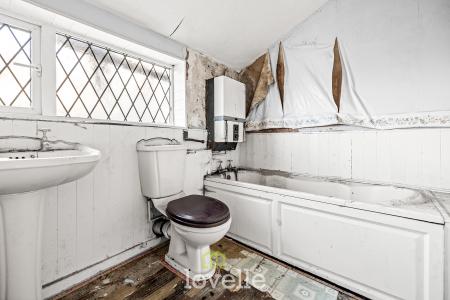 3 bedroom Terraced House for sale in Park Street, Grimsby, DN32