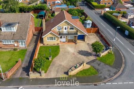 4 bedroom Detached house for sale in Cravens Lane, Habrough, DN40