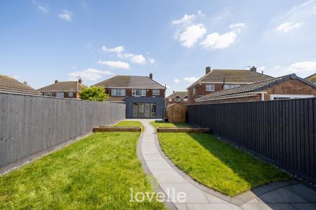 3 bedroom Semi-detached house for sale in Danesfield Avenue, Waltham, DN37