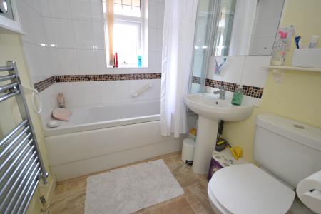 2 bedroom Flat for sale in St Georges Walk, Hull, HU9