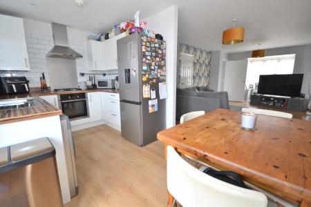 3 bedroom Semi-detached house to let in Grosvenor Road, Kingswood, Hull, HU7