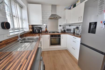 3 bedroom Semi-detached house to let in Grosvenor Road, Kingswood, Hull, HU7