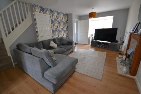 3 bedroom Semi-detached house to let in Grosvenor Road, Kingswood, Hull, HU7