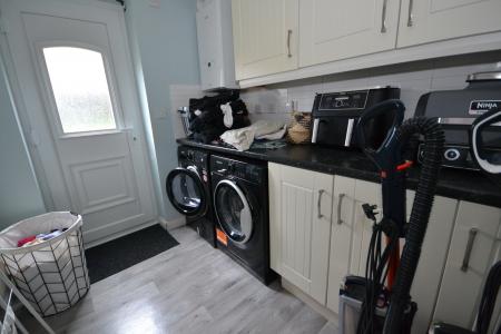 4 bedroom Semi-detached house for sale in Hornscroft Park, Kingswood, Hull, HU7