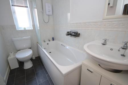 2 bedroom Semi-detached house to let in Hayton Grove, Hull, HU4