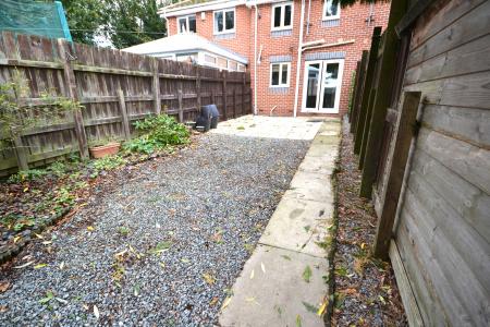 2 bedroom Terraced House to let in Pinderfield Close, Hull, HU8