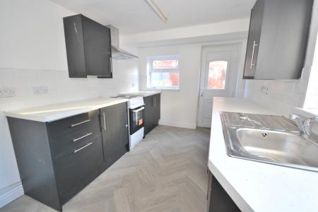 2 bedroom Terraced House to let in Park Grove, Hull, HU9