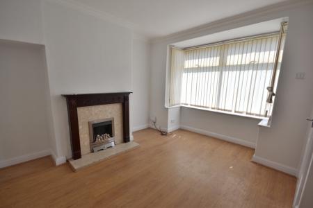 2 bedroom Semi-detached house to let in Glebe Road, Hull, HU7