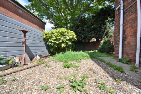 2 bedroom Semi-detached house to let in Glebe Road, Hull, HU7