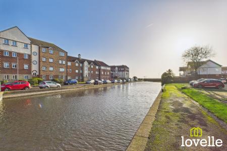 2 bedroom Flat to let in Plimsoll Way, Victoria Dock, Hull, HU9