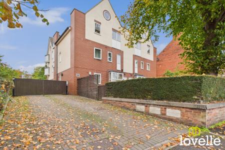 2 bedroom Flat for sale in South Lane, Hessle, East Riding of Yorkshire, HU13