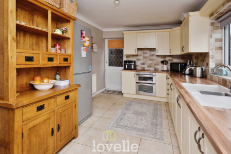 4 bedroom Detached house for sale in Dunbar Avenue, New Waltham, DN36