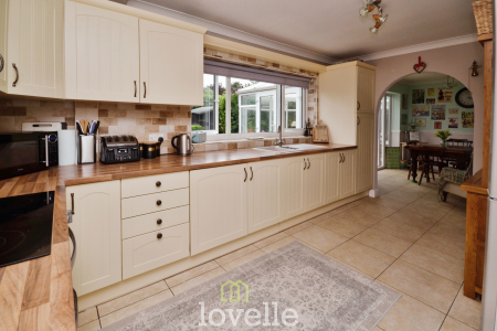 4 bedroom Detached house for sale in Dunbar Avenue, New Waltham, DN36