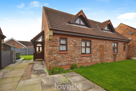 2 bedroom Semi-detached bungalow for sale in Meadow View, Cleethorpes, DN35