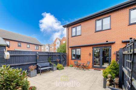 3 bedroom Semi-detached house for sale in Winter Gardens Close, Cleethorpes, DN35