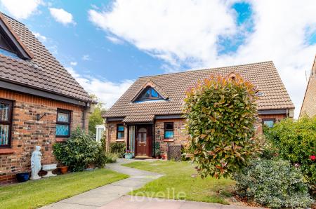 2 bedroom Semi-detached bungalow for sale in Meadow View, Cleethorpes, DN35