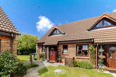 2 bedroom Semi-detached bungalow for sale in Meadow View, Cleethorpes, DN35