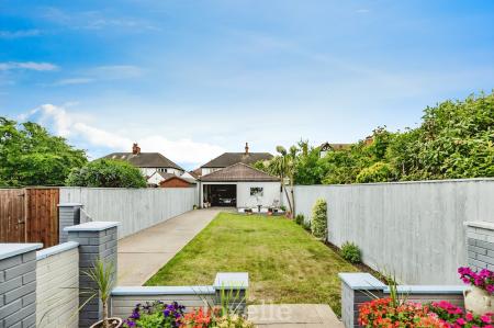 3 bedroom Semi-detached house for sale in Queens Parade, Cleethorpes, DN35