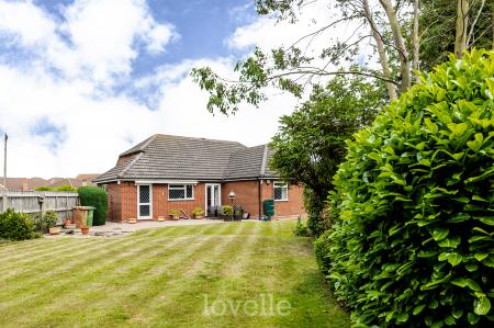 3 bedroom Detached bungalow for sale in Lindisfarne Avenue, New Waltham, DN36