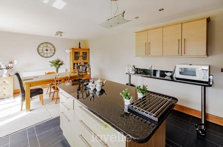 4 bedroom Bungalow for sale in Duckthorpe Lane, Marshchapel, DN36