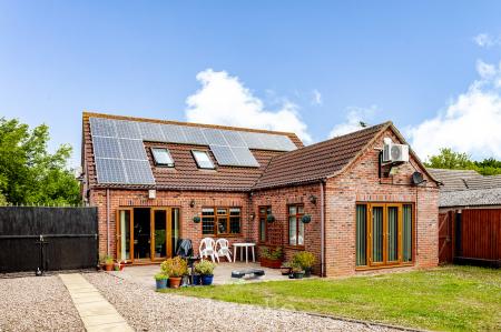 4 bedroom Bungalow for sale in Duckthorpe Lane, Marshchapel, DN36